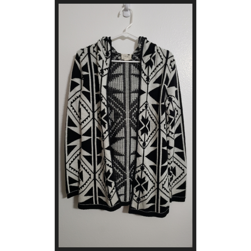 Geo print cardigan fits like sm/med